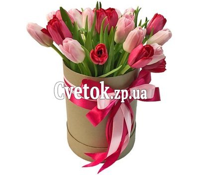 Красные и розовые тюльпаны в коробке