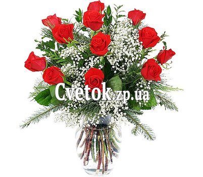Красные розы с ветками ели