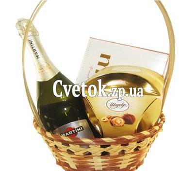Маленькая подарочная корзинка с шампанским