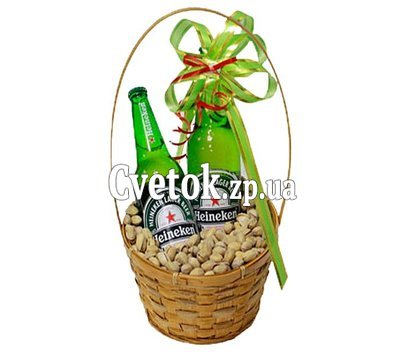 Мужская корзина с пивом и фисташками