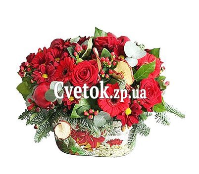 Настольная композиция из еловых веток с цветами
