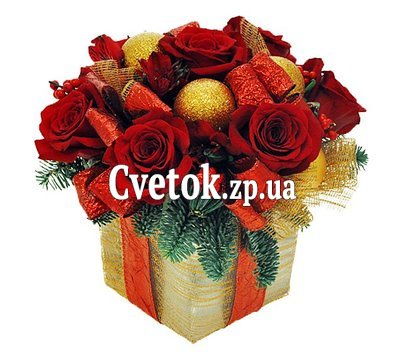 Настольная композиция к Новому году с игрушками и ветками елки