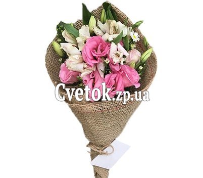 Небольшой букет из эустом и альстромерий