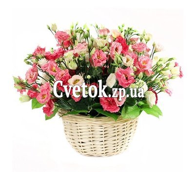 Нежная корзина с эустомами