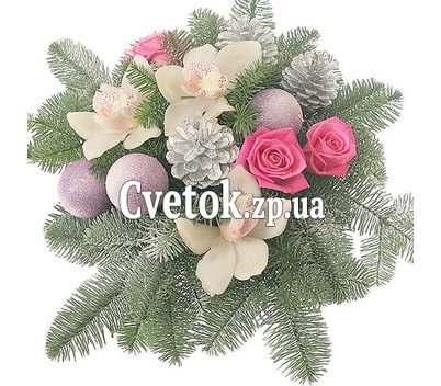 Новогодняя композиция из цветов, игрушек, веток ели