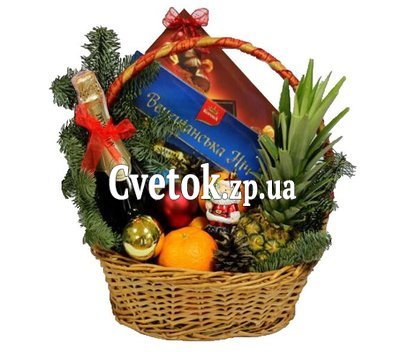 Новогодняя корзина с фруктами и конфетами