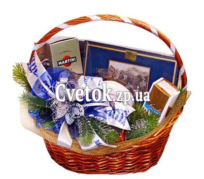 Новорічний кошик із солодощами та шампанським