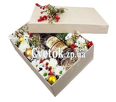 Новогодняя подарочная коробка с коньяком
