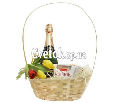 Подарочная корзина с цветами и конфетами