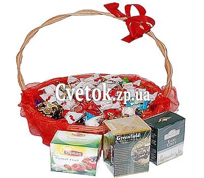 Подарочная корзина с конфетами и чаем