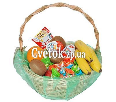 Подарочная корзина с конфетами и фруктами