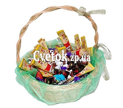 Подарочная корзина с конфетами и кофе