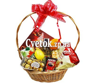 Подарочная корзина с соком и конфетами