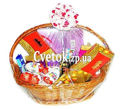 Подарочная корзина со сладостями