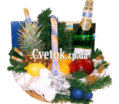 Подарункова новорічна кошик з фруктами і цукерками