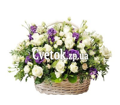 Превосходная корзина из роз и эустом