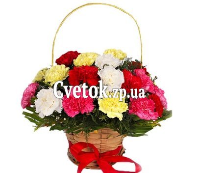 Разноцветные гвоздики в корзине