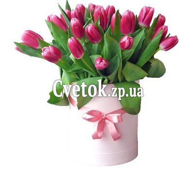 Розовые тюльпаны в шляпной коробке