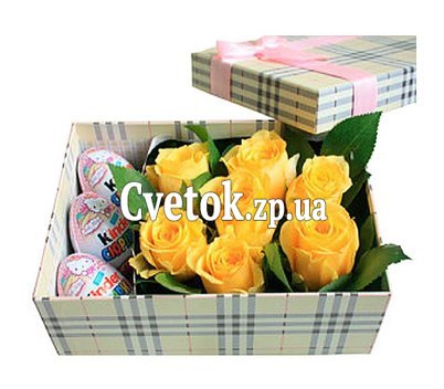 Розы в коробке со сладостями