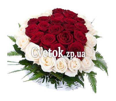 Розы в корзине в форме сердца
