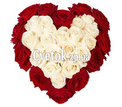 Сердце из красных и белых роз