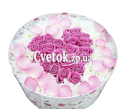 Сердце из роз в коробке с хризантемами
