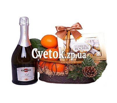 Шампанское, мандарины и конфеты в корзине