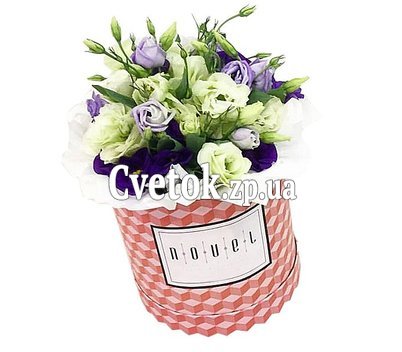 Шляпная короба с эустомами